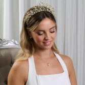 Photograph: Arianna Daisy Statement Pearl and Crystal Bridal Tiara AR836 (diadème de mariage avec perles et cristaux)