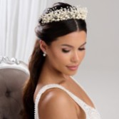 Photograph: Arianna Mira Statement Tiara en perles et cristal AR613