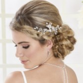 Photograph: Arianna Peigne à cheveux Briar Small Floral Bridal AR554