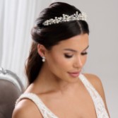 Fotografia: Arianna Tiara da sposa Adore Classic in perle e cristalli AR649