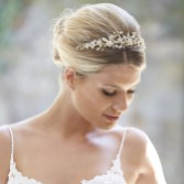 Fotografia: Arianna Tiara da sposa Evangeline con fiori di perla e cristalli AR569