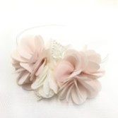 Photograph: Bandeau latéral Madelyn Blush and Ivory Flowers