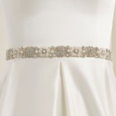 Photograph: Bianco - Ceinture de robe en satin ornée de cristaux et de perles