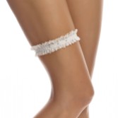 Photograph: Bianco Narrow Ivory Lace Garter with Diamante Detail (Jarretière étroite en dentelle ivoire avec détails diamantés)