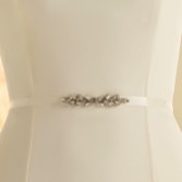 Fotograf: Bianco Schmaler Satin-Hochzeitsgürtel mit Kristall-Detail