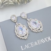 Photograph: Boucles d'oreilles de mariage Evita Statement Crystal Chandelier