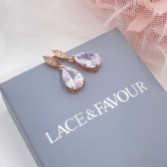 Photograph: Boucles d'oreilles Ellie en or rose avec gouttes de cristal