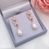 Photograph: Boucles d'oreilles en or rose avec zircon cubique et perles de larme Divine