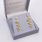 Photograph: Boucles d'oreilles Fern Gold Sparkly Crystal Leaves