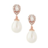 Photograph: Boucles d'oreilles mariage Paloma en perles (or rose)