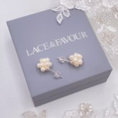 Photograph: Boucles d'oreilles Nikola avec perles d'eau douce en grappe