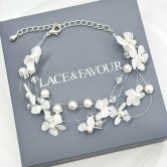 Photograph: Bracelet de fleurs en perles et cristaux Elfin Illusion