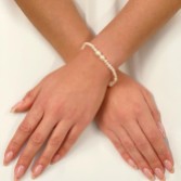 Photograph: Bracelet de mariage en perles délicates Miliana