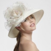 Fotografia: Cappello da sposa Ishh in paglia avorio con grande rosa blu