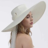 Fotografia: Cappello da sposa vintage Poppy Ivory con velo a pois