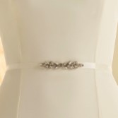 Photograph: Ceinture de mariage en satin étroit Bianco avec détails en cristal