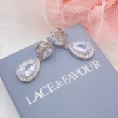 Photograph: Celeste Boucles d'oreilles de mariage à clip en argent et cristal