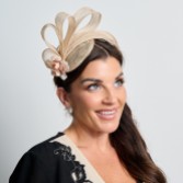 Fotograf: Champagne Simple Side Pleat Sinamay Wedding Fascinator