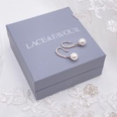 Photograph: Chloé - Boucles d'oreilles de mariage en argent et perles délicates