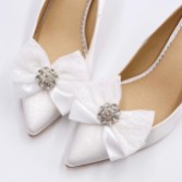 Photograph: Clips de chaussures Lulu avec nœud en dentelle et satin embelli