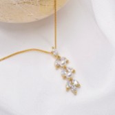 Fotografia: Collana Amalia con ciondolo in oro con zirconi e perle