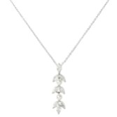 Photograph: Collier Amalia en argent avec pendentif en zircon cubique et perles