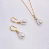 Photograph: Dolci Gold Crystal and Teardrop Pearl Bridal Jewellery Set