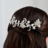 Fotograf: Elouise Perlen Blätter und Elfenbein Perle Vintage inspiriert Haar Rebe