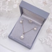 Photograph: Ensemble de boucles d'oreilles et de pendentifs Evie Dainty Pearl