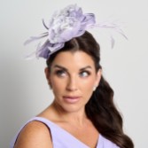 Photograph: Fascinateur de mariage en plumes florales lilas