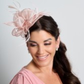 Photograph: Fascinateur de mariage en sinamay et plumes rose chair