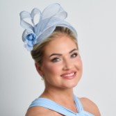 Photograph: Fascinateur de mariage en sinamay à plis latéraux bleu ciel simple