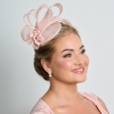 Photograph: Fascinateur de mariage en sinamay à plis latéraux simple rose chair