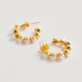 Photograph: Freya Rose Mini clous d'oreilles perles or