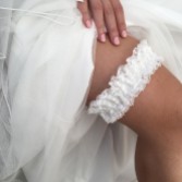 Fotografia: Giarrettiera da sposa classica in pizzo avorio Honesty