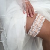 Fotografia: Giarrettiera da sposa di lusso in pizzo avorio e rosa Honesty