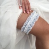 Fotografia: Giarrettiera da sposa Temptation in pizzo blu polvere e avorio