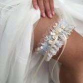 Fotografia: Giarrettiera vintage Rhapsody in pizzo blu e tulle avorio con dettaglio di rose