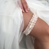Fotograf: Harmony Blush Seide und Elfenbein Spitze Hochzeit Strumpfband mit Perle Schleife