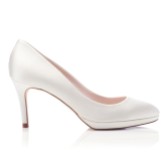 Fotografia: Harriet Wilde Amy - Scarpe da corte con plateau in raso avorio a tacco medio