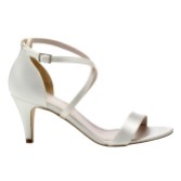 Photograph: Harriet Wilde Arabella Low Ivory Satin Strappy Bridal Sandals (Sandales de mariée à lanières en satin ivoire)