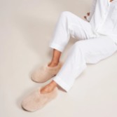 Photograph: Helen Moore Chaussons en fausse fourrure beige