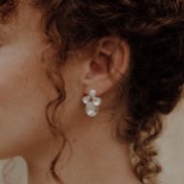 Photograph: Hermione Harbutt Boucles d'oreilles Beatrice en cristal