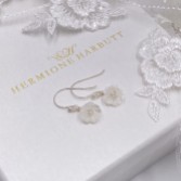 Photograph: Hermione Harbutt Boucles d'oreilles Bianca en nacre et fleurs en goutte d'eau