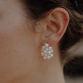 Photograph: Hermione Harbutt Boucles d'oreilles en grappe de perles d'eau douce Penny