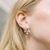 Photograph: Hermione Harbutt Boucles d'oreilles Kensington en perles et feuilles de cristal