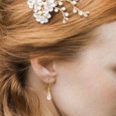 Photograph: Hermione Harbutt Boucles d'oreilles Paris en cristal doré