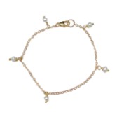 Fotografia: Hermione Harbutt Bracciale a catena con perle Raindrop Dainty