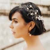 Photograph: Hermione Harbutt Céleste Guirlande de feuilles d'or et de perles Headpiece