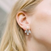 Fotograf: Hermione Harbutt Kensington Kristall-Blätter und Perlen-Ohrringe